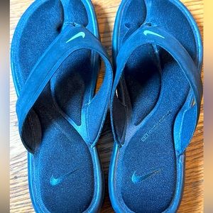 Nike flip flops - like new!